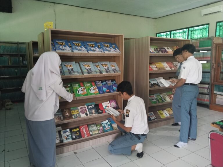 Ngobrol Jadi Cuan: Lahirnya Usaha Keuangan Digital dari Tongkrongan Pojok Perpus